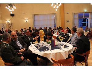 Hollanda’da Müslüman askerlere iftar