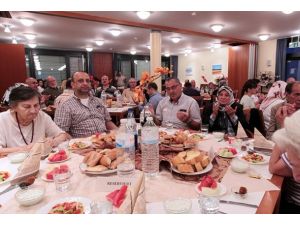 Frankfurt’ta huzurevinde iftar verildi