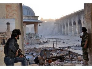 Halep'teki tarihi Emevi Cami içinde keskin nişancı savaşı