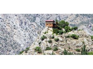 Sarp kayalık evleri oldu