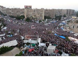 Adeviyye ve Nahda meydanlarında gergin bekleyiş