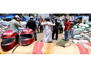 Polis Adeviyye Meydanı'nın çevresinde mevzilendi