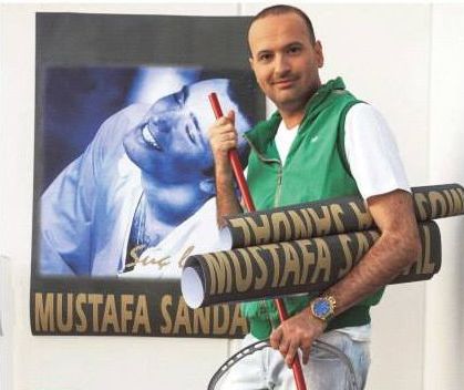 Eskiden afiş yapıştırır, Minder satardı O şimdi starların patronu...