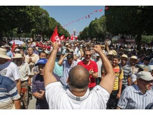 Tunus halkı demokrasi için meydana iniyor