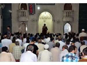 Bombaların gölgesinde teravih