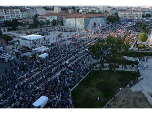 Binlerce İnsan Tek Bir Sofra