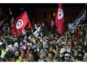 Tunus halkı demokrasi için meydanda