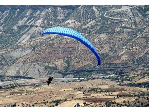 Yamaç paraşütü yaparken kayalıklara çarptı