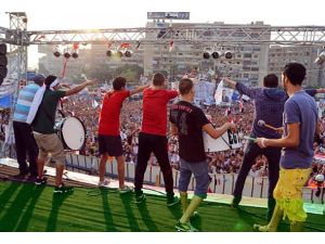 Mısır'da futbol seyircisi ilk kez darbeye karşı tavır aldı