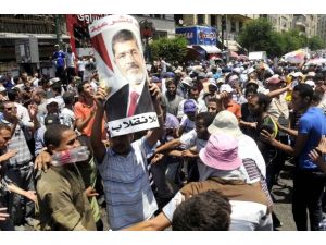 Protestocular Başsavcılık önünde gösteri yaptı