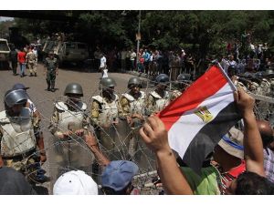 Mısır'da darbe karşıtlarının asker hassasiyeti