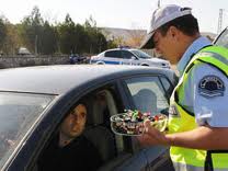 Polis, sürücülere bayram şekeri dağıttı