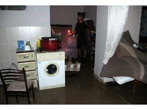 Bir çok ev ve iş yerini su bastı