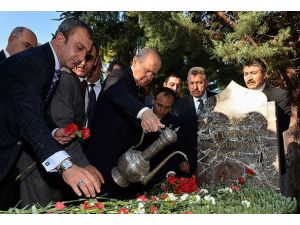 Devlet Bahçeli Türkeş'in mezarını ziyaret etti