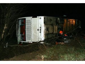 Yolcu otobüsü devrildi: 27 yaralı