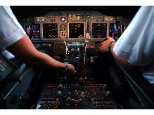 Türk pilot ve yardımcısı kaçırıldı