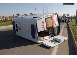 Ambulans ile otomobil çarpıştı