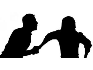 Tartıştığı eşini sokak ortasında bıçaklayarak öldürdü