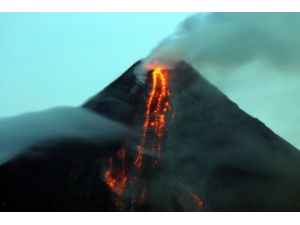 Endonezya'da yanadağ patladı