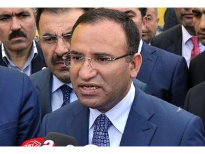 Türkiye'de kriz duasına çıkan insanlar var