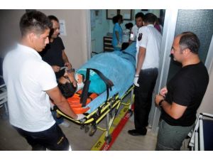 Kaçakları taşıyan midibüs devrildi