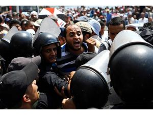 Mısır'da göstericilere polis müdahalesi