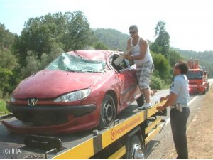 Fethiye'de Takla Atan Otomobildeki 3 Kişi Yaralandı