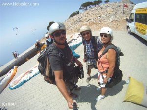 70 Yaşındaki Çift Evlilik Yıldönümünü Uçarak Kutladı