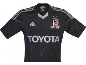 Beşiktaş'ın siyah forması satışa sunuldu