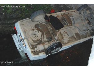 Yoldan Çıkan Otomobil Su Kanalına Düştü