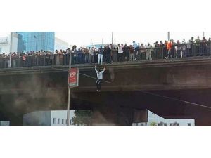 Rastgele ateşten kaçmak için köprüden atladılar