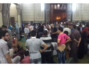 Erkekleri korumak için camiden ayrılmadılar