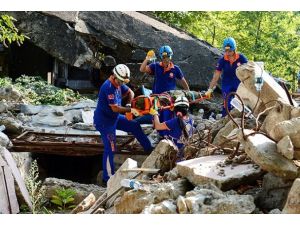 Enkazdan çıktılar şimdi enkazdakileri çıkarıyorlar