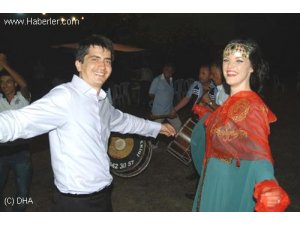 Amerikalı Geline Kına Gecesi