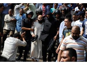 Mahsur kalan göstericilerin bir kısmı camiden dışarıya çıkarıldı