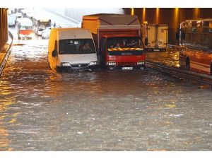 İzmir'de sağanak hayatı olumsuz etkiledi