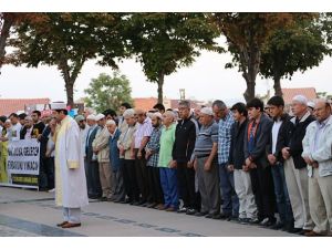 Hacı Bayram'da bin kişi gıyabi cenaze namazı kıldı