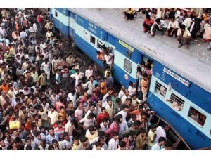 Hindistan'da tren yayalara çarptı: 20 kişi öldü