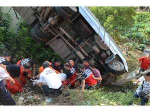 Zonguldak'ta halk otobüsü devrildi