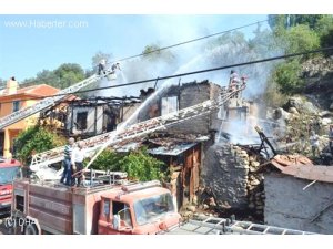 Evinin yanışını gözyaşları içinde izledi