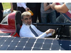 Bakan Yıldız güneş enerjili araba kullandı