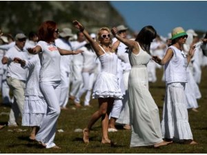 Beyaz Kardeşlerin 'Paneurhythmy' Dansı