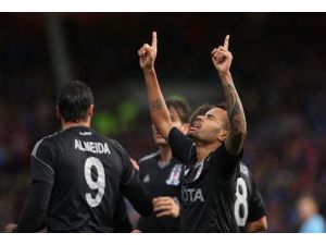 Beşiktaş ilk yarı avantajlı