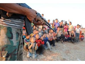 Kalem tutacak eller silah tutuyor