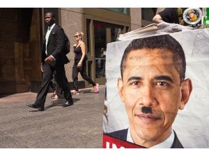 Obama'ya Hitler bıyıklı protesto