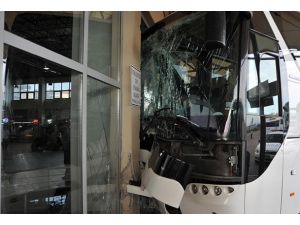 Otobüs şoförü vitesi karıştırdı: 8 yaralı
