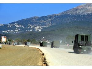 Suriye sınırına askeri sevkiyat sürüyor