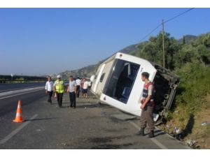 Manisa'da yolcu otobüsü devrildi: 46 yaralı