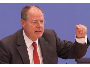 Steinbrück’ün adaylığını geri çekmesi isteniyor