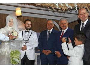 Bakanlar Arınç ve Yıldırım nikah şahitliği yaptı
